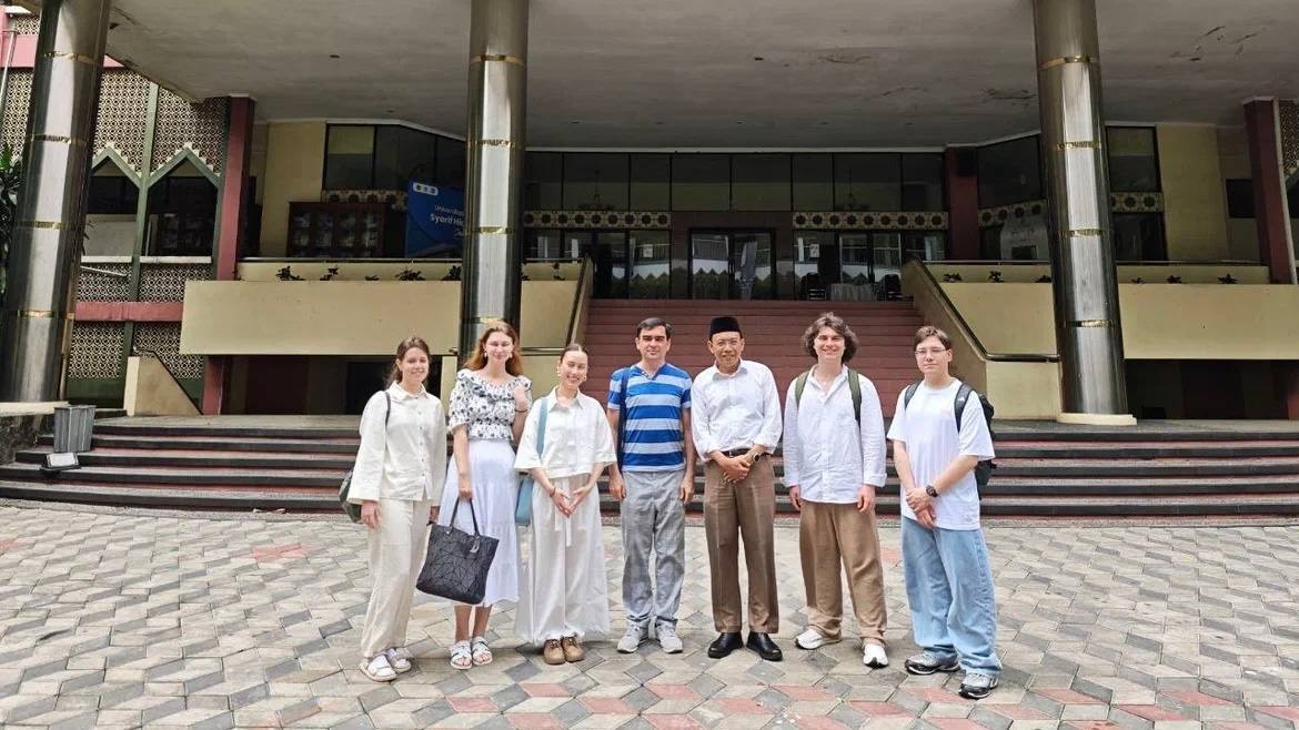 Студенты КФУ прошли языковые стажировки в Омане и Индонезии ,имоиив, стажировка
Студенты КФУ прошли языковые стажировки в Омане и Индонезии ,имоиив, стажировка