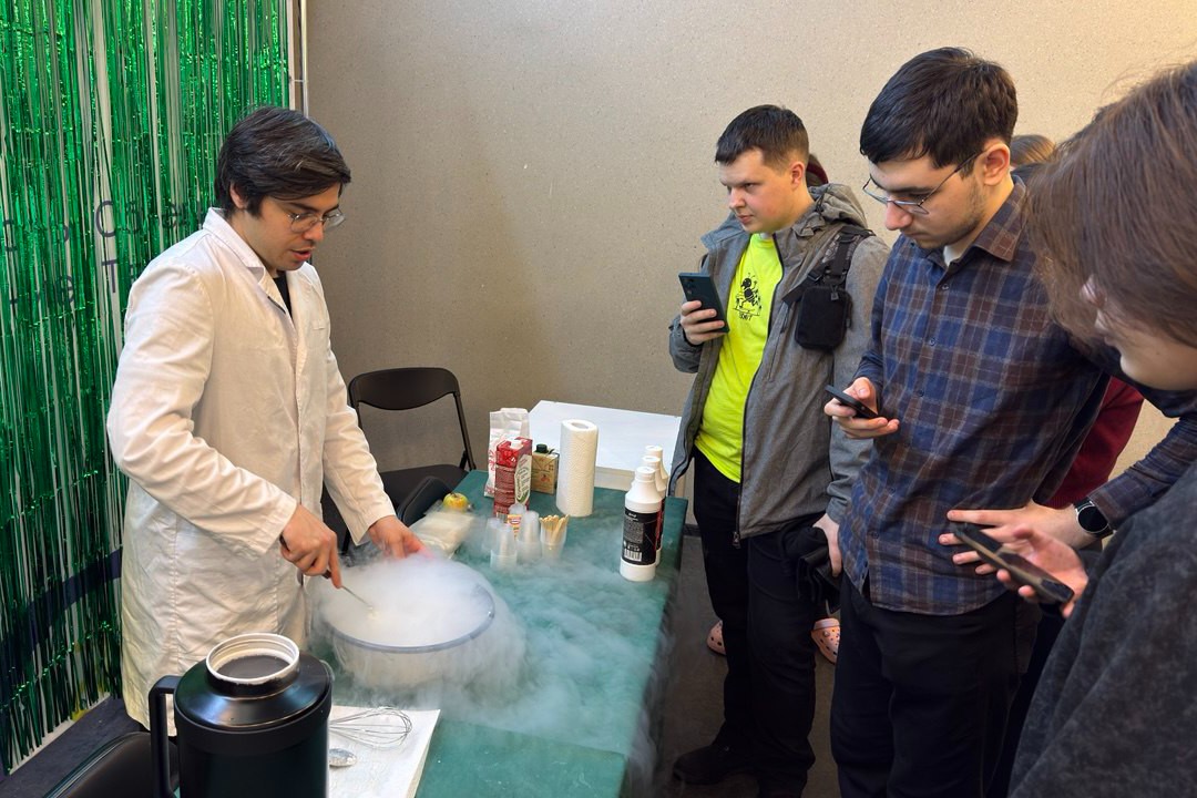 Студенты научного кружка 'Новый учитель' на Республиканском фестивале науки 'Территория знаний' ,Химический институт им. А. М. Бутлерова, Территория знаний, фестиваль науки Студенты научного кружка 'Новый учитель' на Республиканском фестивале науки 'Территория знаний' ,Химический институт им. А. М. Бутлерова, Территория знаний, фестиваль науки