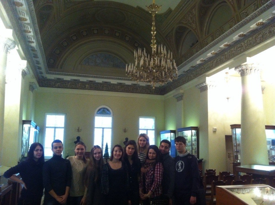 Студенты ИЭиФ с увлечением знакомятся с историей КФУ ,музей, студенты, история Студенты ИЭиФ с увлечением знакомятся с историей КФУ ,музей, студенты, история