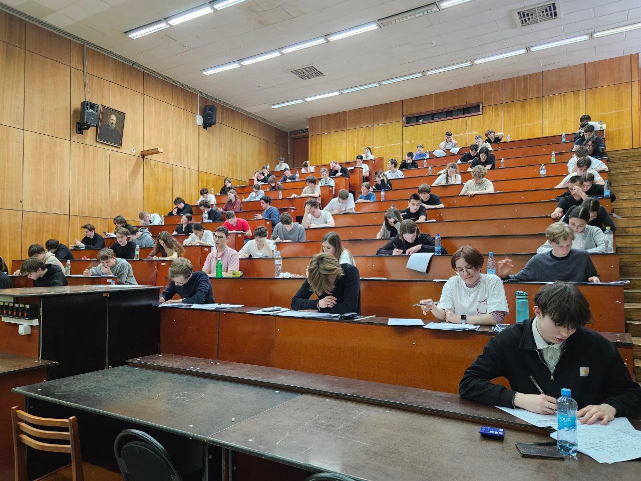 Более 180 школьников написали пробный ЕГЭ по физике в КФУ ,Институт физики, пробный ЕГЭ по физике Более 180 школьников написали пробный ЕГЭ по физике в КФУ ,Институт физики, пробный ЕГЭ по физике