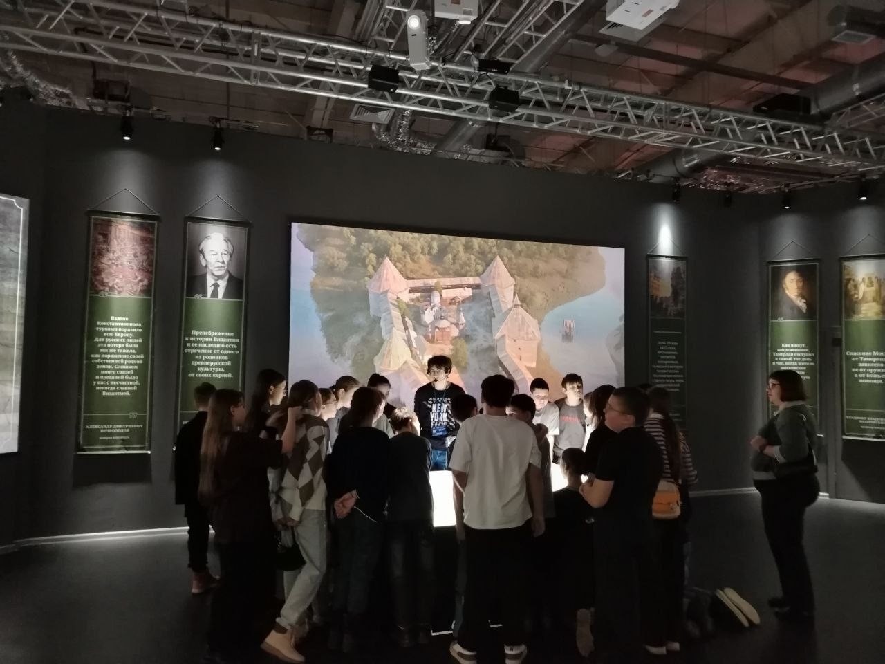 Студенты Института международных отношений, истории и востоковедения посетили выставку 'Знание.Герои' ,имоиив, Студенты Института международных отношений, истории и востоковедения посетили выставку 'Знание.Герои' ,имоиив,