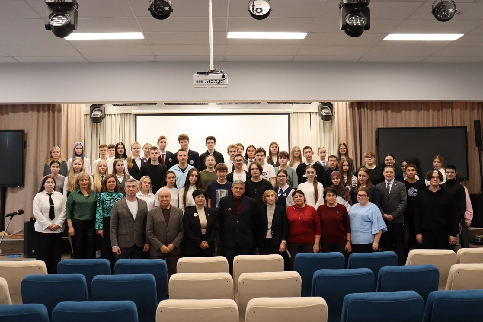 Встреча сотрудников Химического института с учениками школ Менделеевского района ,Химический институт им. А. М. Бутлерова, профориентационная работа, школьники, Менделеевск Встреча сотрудников Химического института с учениками школ Менделеевского района ,Химический институт им. А. М. Бутлерова, профориентационная работа, школьники, Менделеевск