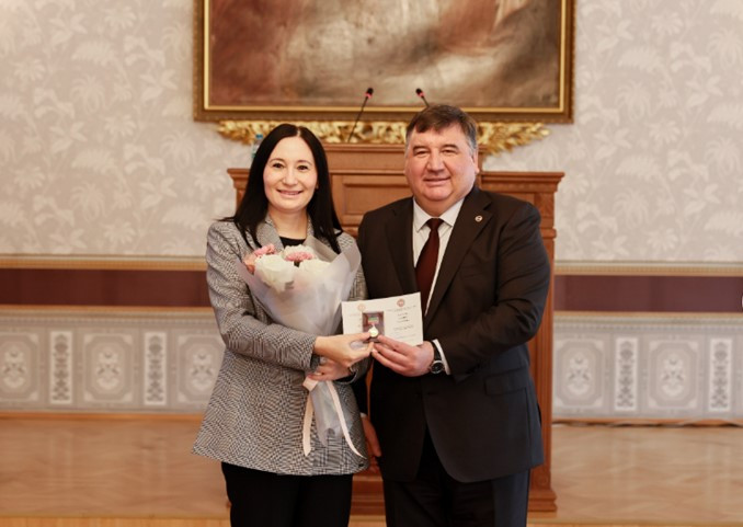 Награждение доцента кафедры нагрудным знаком 'За заслуги в образовании' ,награждение, кафедра, доцент Награждение доцента кафедры нагрудным знаком 'За заслуги в образовании' ,награждение, кафедра, доцент