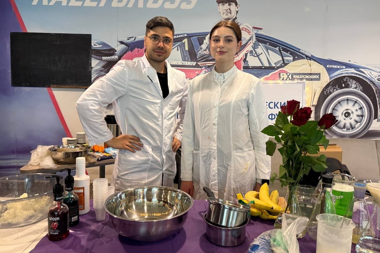 Студенты научного кружка кафедры химического образования на Дне открытых дверей КФУ ,Химический институт им. А. М. Бутлерова, химическое образование, научные кружки, первокурсники Студенты научного кружка кафедры химического образования на Дне открытых дверей КФУ ,Химический институт им. А. М. Бутлерова, химическое образование, научные кружки, первокурсники