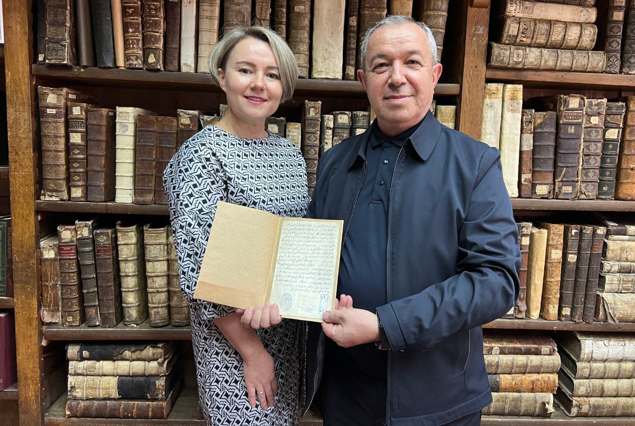 Отдел рукописей и редких книг Научной библиотеки посетил доктор исторических наук М. М. Мирсайдуллаев. ,ОРРК Отдел рукописей и редких книг Научной библиотеки посетил доктор исторических наук М. М. Мирсайдуллаев. ,ОРРК