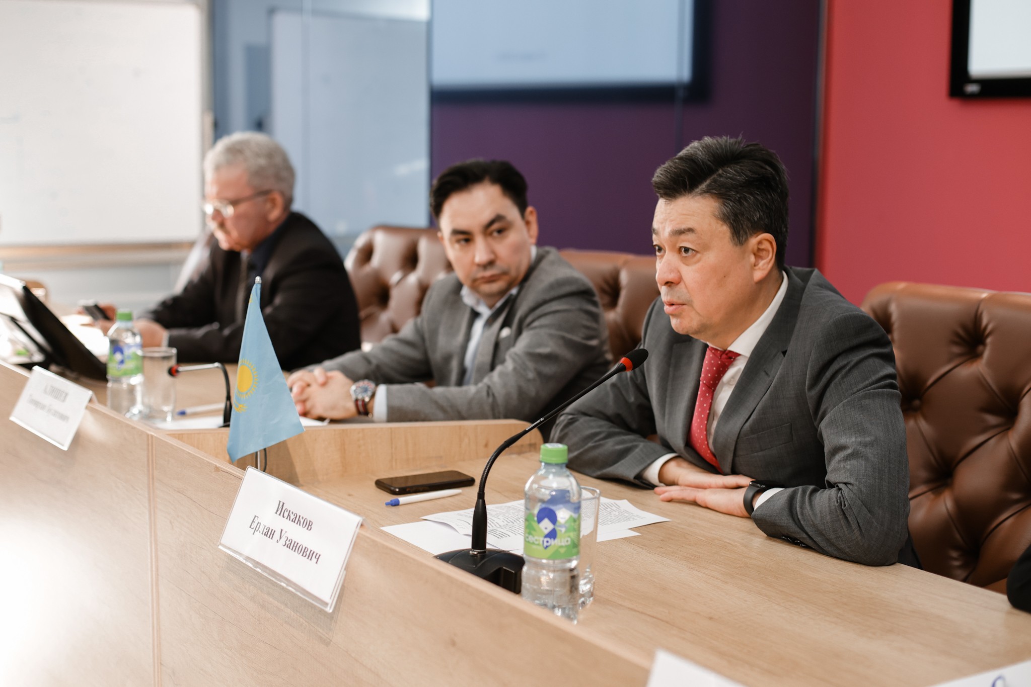 Генконсул Казахстана встретился со студентами Казанского университета ,имоиив Генконсул Казахстана встретился со студентами Казанского университета ,имоиив