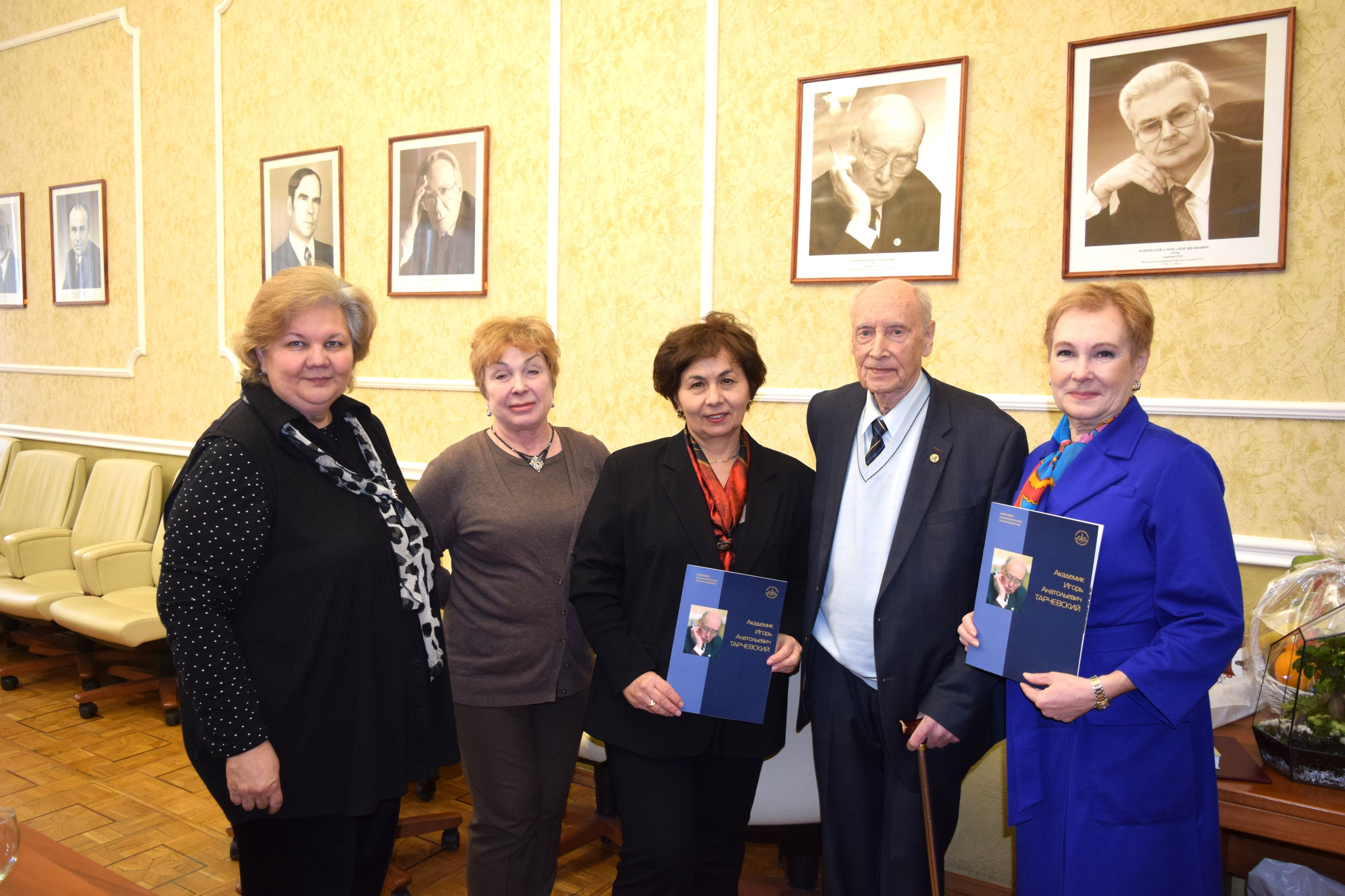 Представители Высшей школы биологии Института фундаментальной медицины и биологии КФУ поздравили с 95-летним юбилеем выдающегося ученого Игоря Анатольевича Тарчевского ,Тарчевский И.А., юбилей Представители Высшей школы биологии Института фундаментальной медицины и биологии КФУ поздравили с 95-летним юбилеем выдающегося ученого Игоря Анатольевича Тарчевского ,Тарчевский И.А., юбилей