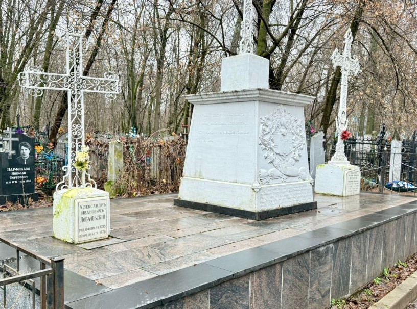 Сотрудники и студенты Казанского университета возложили цветы к могиле Николая Лобачевского ,день математика, Николай Иванович Лобачевский Сотрудники и студенты Казанского университета возложили цветы к могиле Николая Лобачевского ,день математика, Николай Иванович Лобачевский