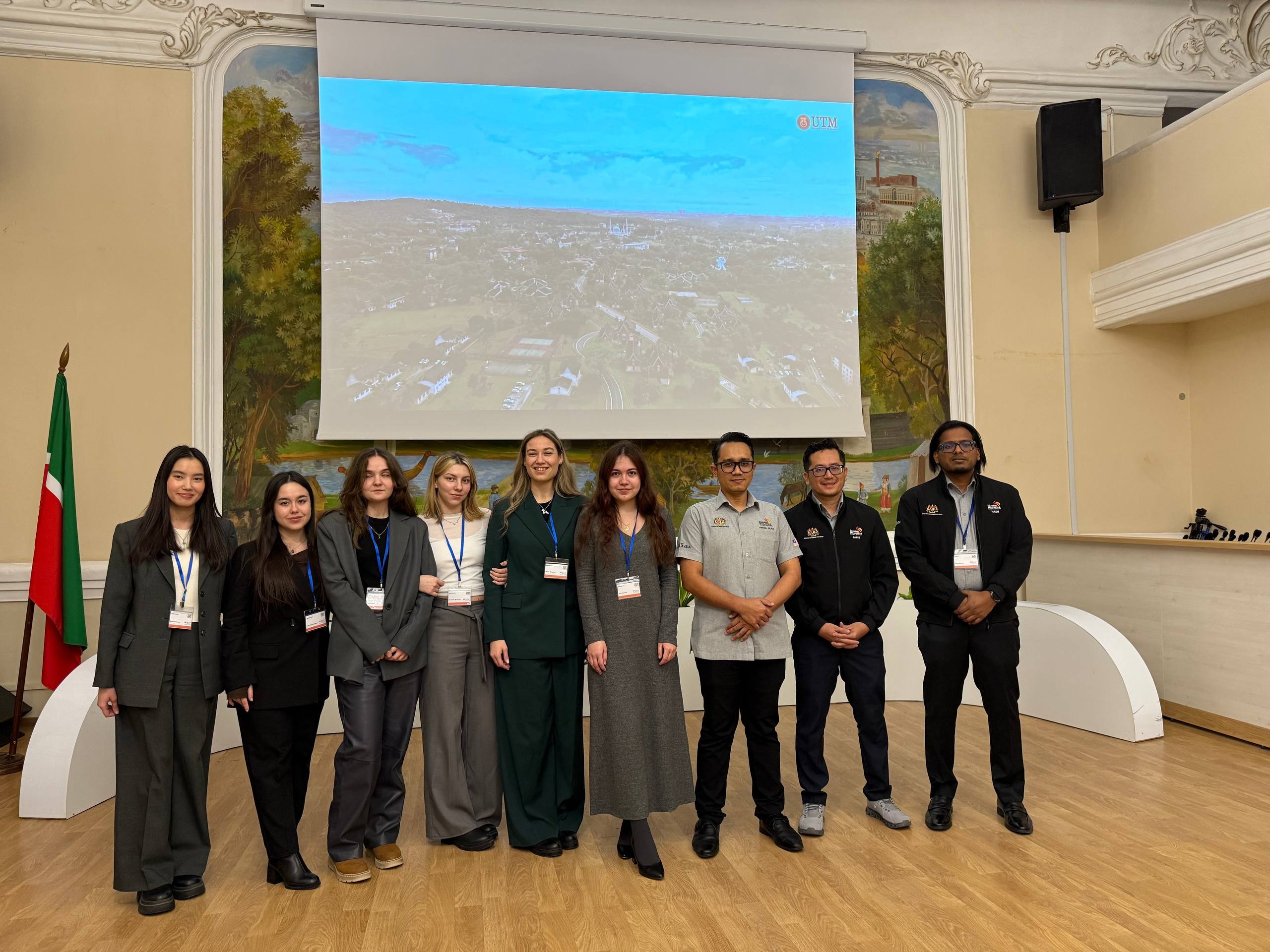 Студенты-магистранты в роли переводчиков на выставке ,ИМОИиВ, Высшая школа иностранных языков и культур Студенты-магистранты в роли переводчиков на выставке ,ИМОИиВ, Высшая школа иностранных языков и культур