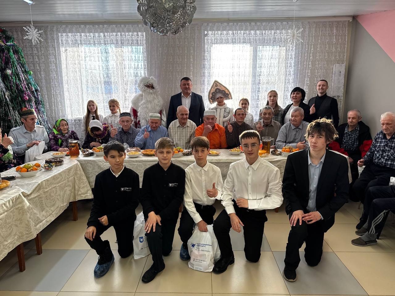 Лицеисты поздравили жителей Кайбицкого дома-интерната для престарелых и инвалидов с наступающим Новым годом ,2025-2026 учебный год, мероприятия, добрый дела, благотворительность, воспитательная работа, диалог поколений, милосердие Лицеисты поздравили жителей Кайбицкого дома-интерната для престарелых и инвалидов с наступающим Новым годом ,2025-2026 учебный год, мероприятия, добрый дела, благотворительность, воспитательная работа, диалог поколений, милосердие