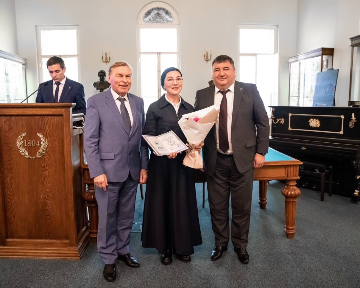 Ректор КФУ и председатель ВАК Минобрнауки вручили диплом доктора наук Халиковой Фидалие Дамировне ,учителя, IT-лицей, победы Ректор КФУ и председатель ВАК Минобрнауки вручили диплом доктора наук Халиковой Фидалие Дамировне ,учителя, IT-лицей, победы